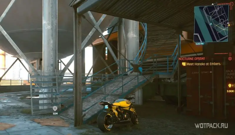 Желтый мотоцикл у водонапорной башни