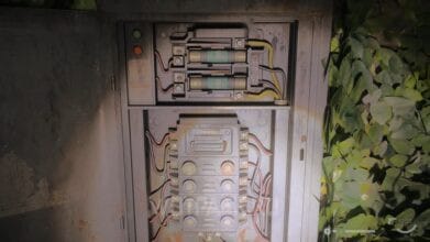 Как найти предохранитель в Alan Wake 2 и наладить освещение в Хижине ведьмы