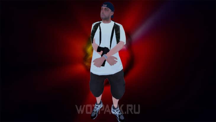 Парень в футболке и шортах 
