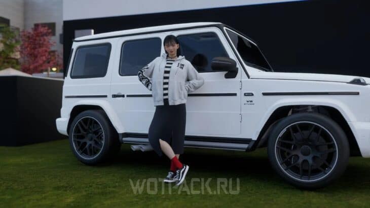 Зои на фоне автомобиля Mercedes Benz G-Class