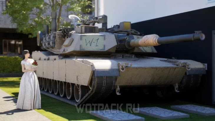Зои-невеста рядом с танком M1A1