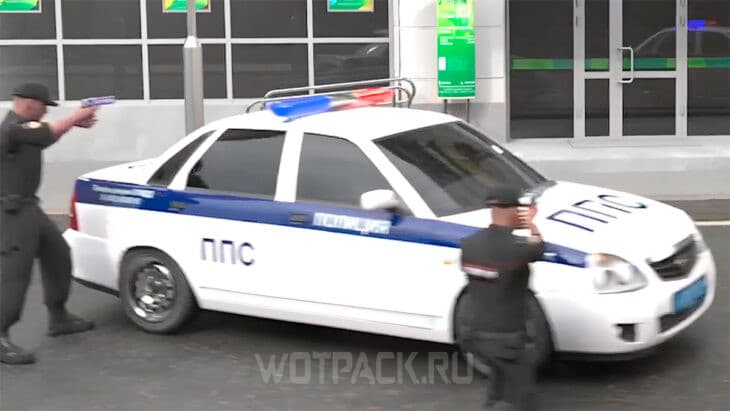 Полиция стоит у банка