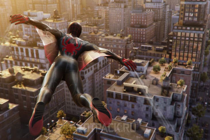 Человек-Паук летит над городом в Marvel's Spider-Man 2