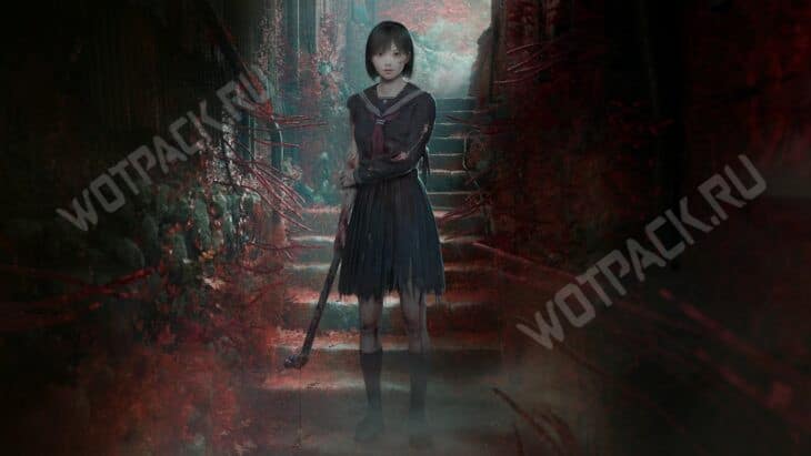 Хинако Симидзу на лестнице, поросшей красными цветами