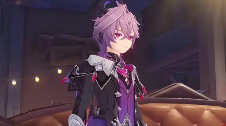 Дурин стоит возле дивана