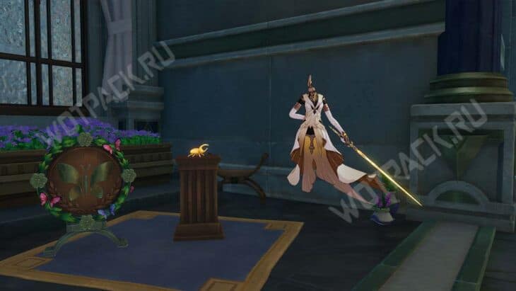 Швея возле цветочного венка с бабочками и постамента с жуком