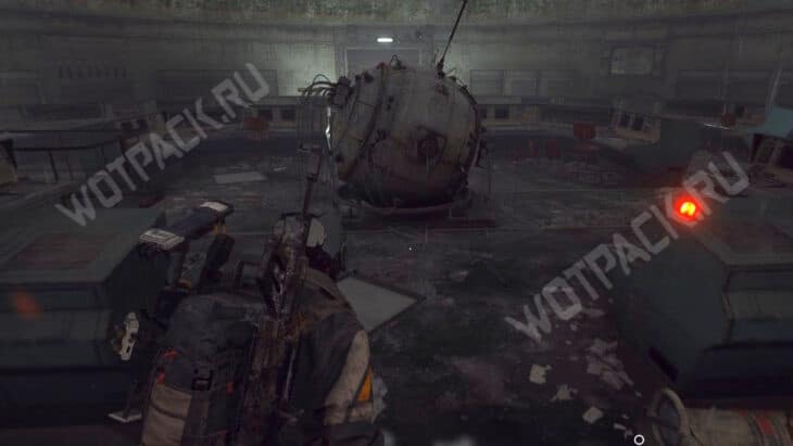 Рейдер в комнате бункера перед сферой