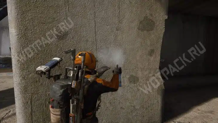 Рейдер рисует метку на стене