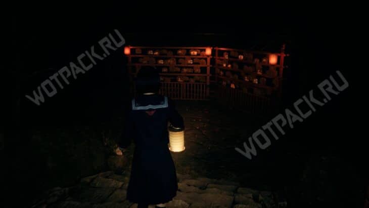 Хинако перед стойками с табличками