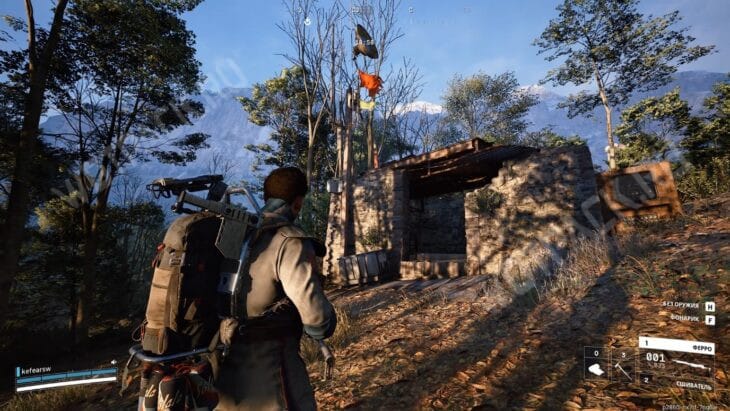 Рейдерское строение с антенной в лесу