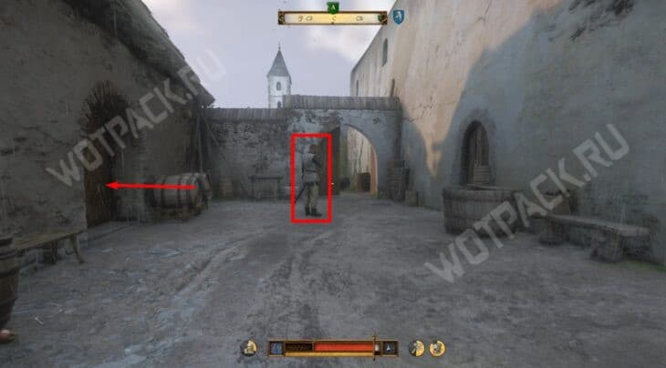 Патрулирующий стражник перед входом в сарай