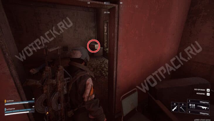 Железная коробка на столе у окна