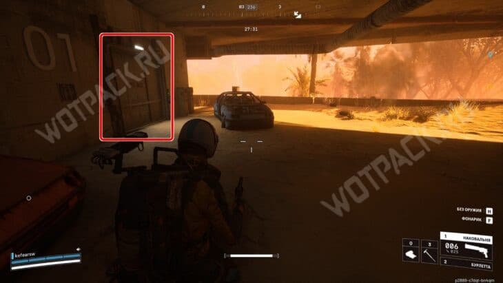 Забаррикадированная дверь на парковке