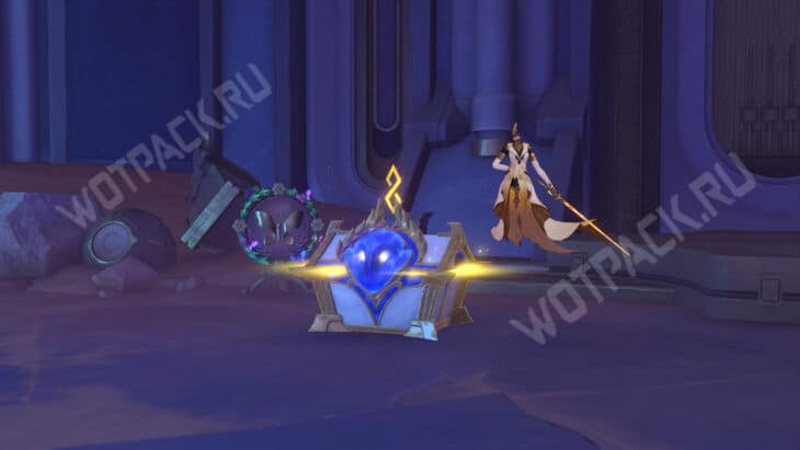 Роскошный сундук рядом со швеей