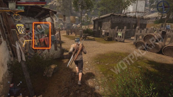 Мира стоит на крыльце своего дома