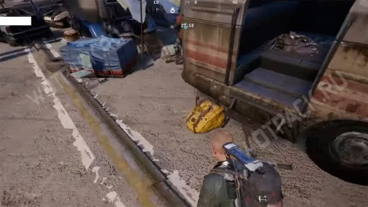 Рюкзак в покинутом лагере на шоссе