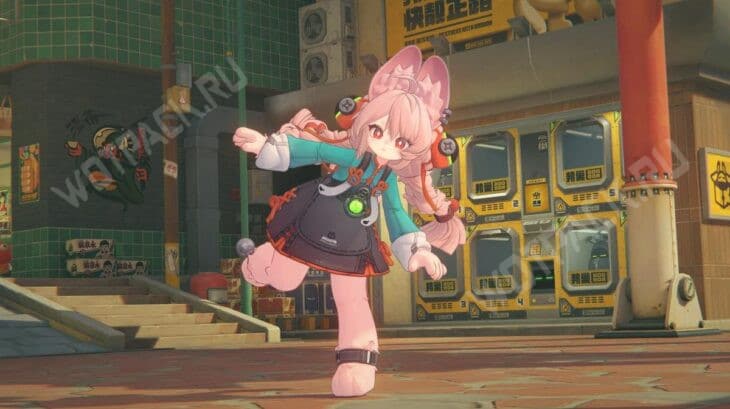 Чжао балансирует на одной ноге на площади