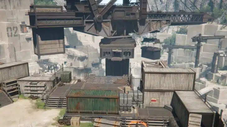 Работающий суперкран в центре Карьера Эберрей