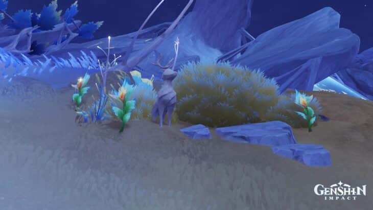 Три цветка, статуя оленя и куст