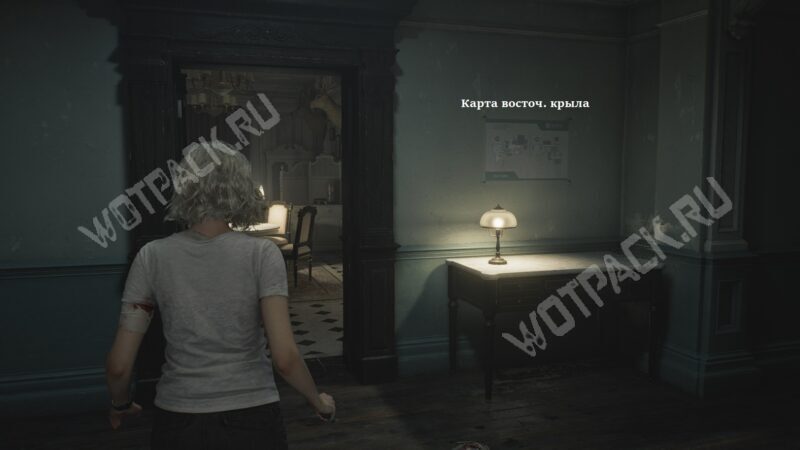 Вход в помещение и карта на стене справа