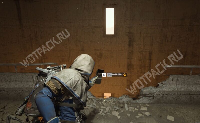 Осмотр укрытия на лестнице гаража на парковке