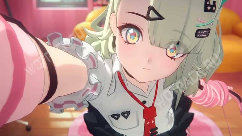 Санна смотрит в камеру