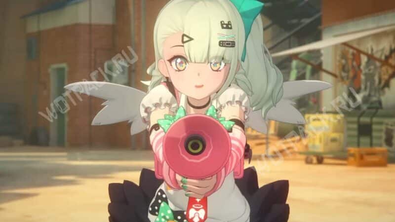 Санна стоит с микрофоном и улыбается