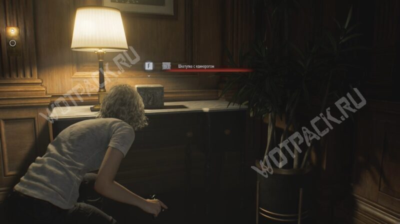 Коробочка с красным камнем в кабинете председателя