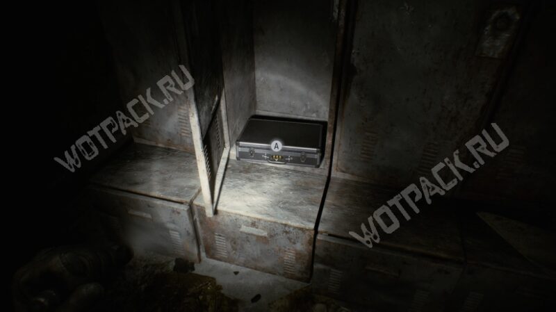 Кейс в шкафчике в раздевалке