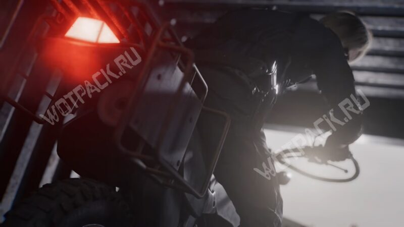 Леон заводит двигатель мотоцикла