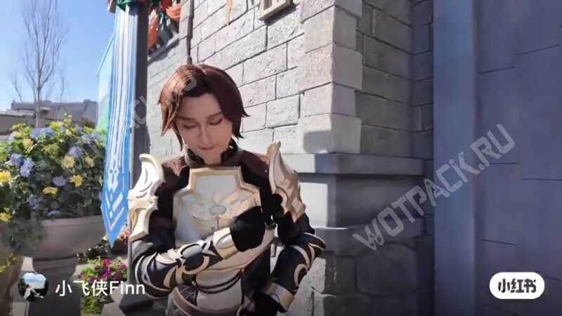 Косплеер у ворот прижимет руку к груди