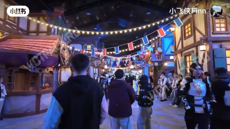 Улицы, украшенные в стилистике Мондштадта