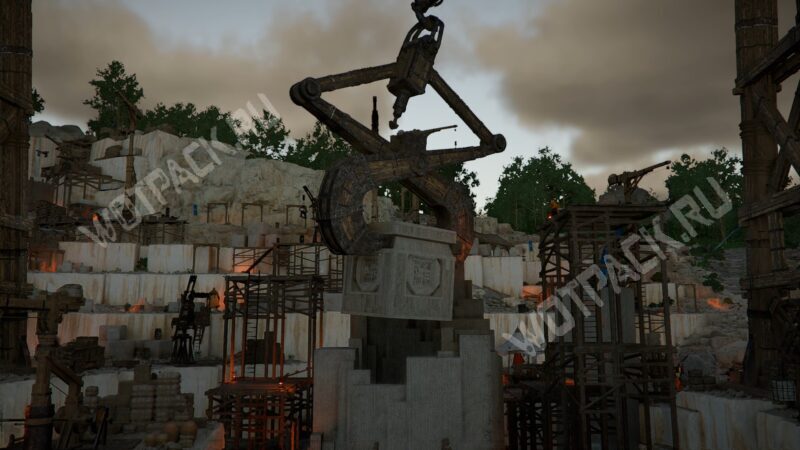 Кран поднимает каменный блок