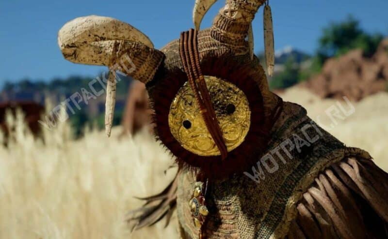 Тростниковый дьявол в маске стоит в поле