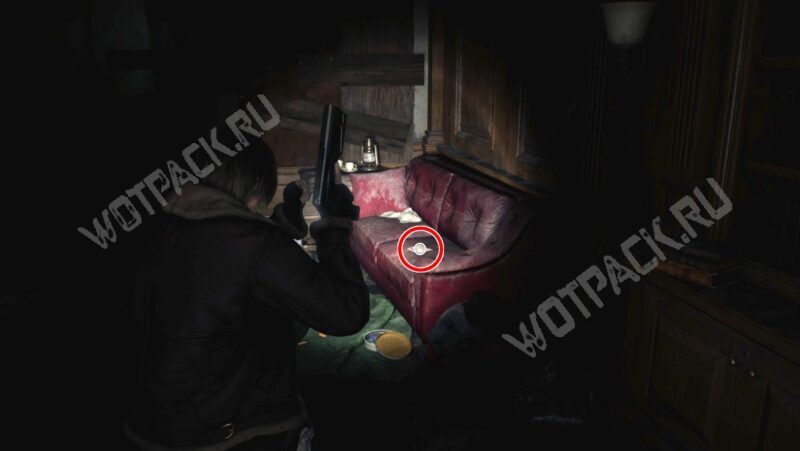 Старое письмо на красном диване