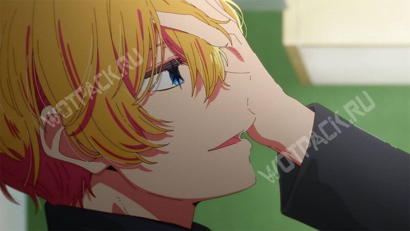 Аква прикрывает лицо рукой и усмехается