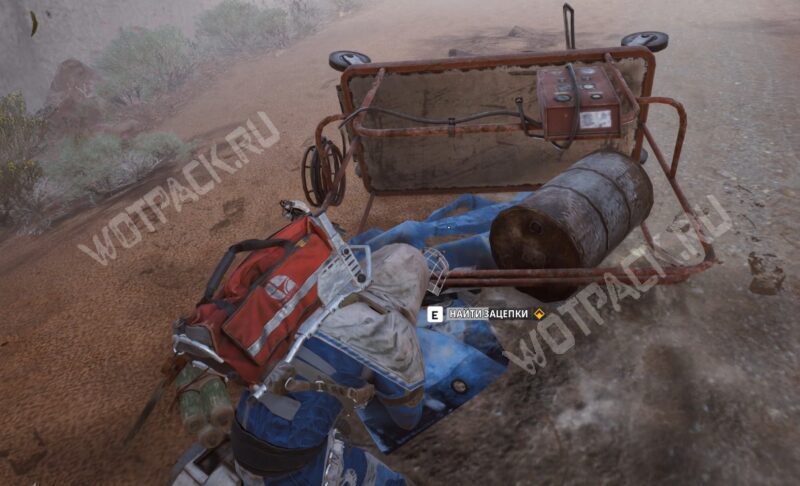 Рейдер ищет зацепки в тележке у ремонтного ангара