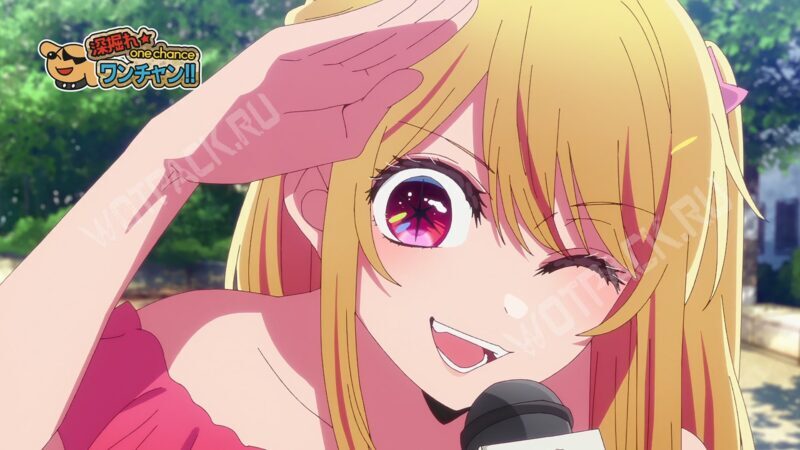 Руби держит микрофон и отдаёт честь