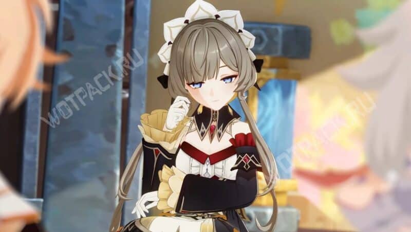 Сандроне подносит правую руку к лицу