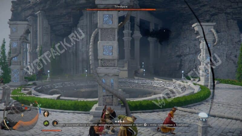 Герой прячется за колонной