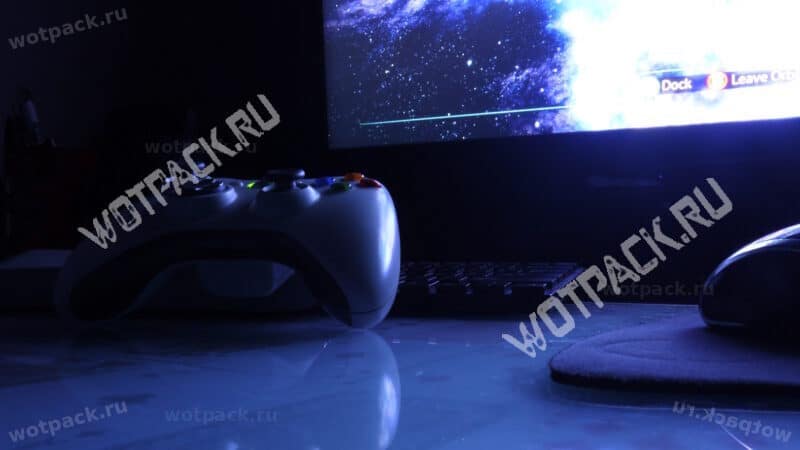 Компьютерный стол с подключенным геймпадом Xbox 360