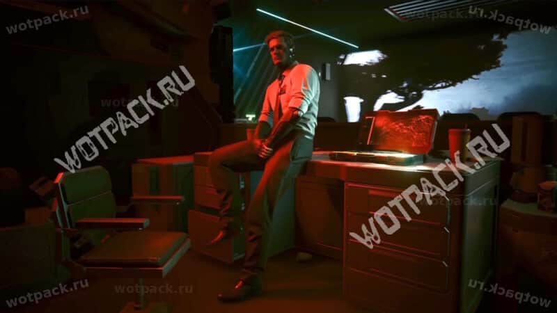 Брайс Мосли сидит на столе в кинотеатре