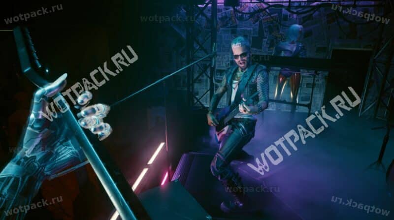Керри играет на гитаре на сцене