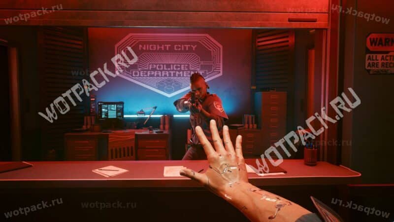 Ви под прицелом охранницы в тюрьме Найт-Сити